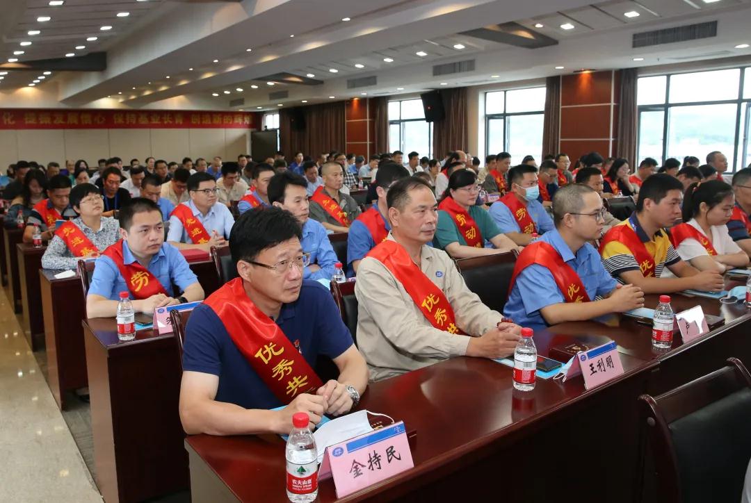尊时凯龙举行庆祝建党99周年、  建厂70周年暨先进表彰大会(图3)